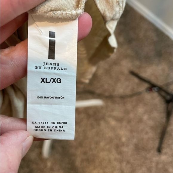 iJeans by Buffalo Off White/Tan Cut Out Design Top - Picture 7 of 8